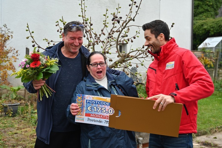 Elke und ihr Mann Qemail gewinnen mit drei Losen 525.000 Euro beim Monatsgewinn der deutschen Postcode Lotterie im November - 175.000 Euro pro Los. / Weiterer Text über ots und www.presseportal.de/nr/41583 / Die Verwendung dieses Bildes ist für redaktionelle Zwecke unter Beachtung ggf. genannter Nutzungsbedingungen honorarfrei. Veröffentlichung bitte mit Bildrechte-Hinweis.