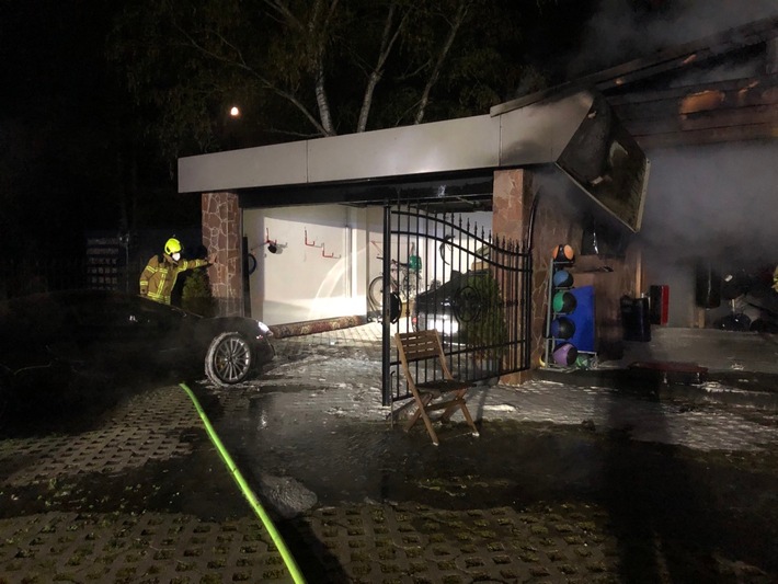 FW Ratingen: Doppelgarage im Vollbrand -wertvolle Sportwagen gerettet-