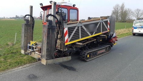 BPOL-FL: Oesterdeichstrich - Selbstfahrende Arbeitsmaschine kollidiert mit Bahnschrankenbaum