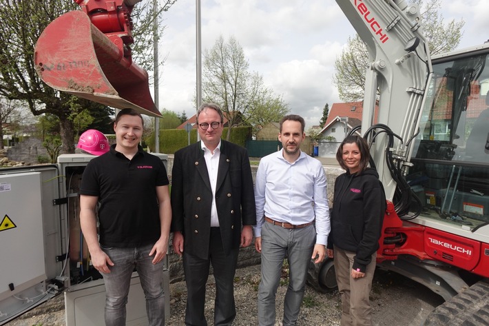 Bürgermeister Christian Seeberger besucht Glasfaser-Baustelle der Telekom