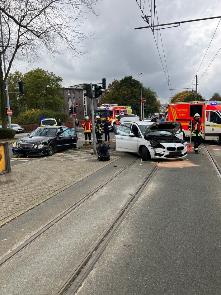 FW-MH: Verkehrsunfall Aktienstraße/ Mellinghofer Straße - drei verletzte Personen