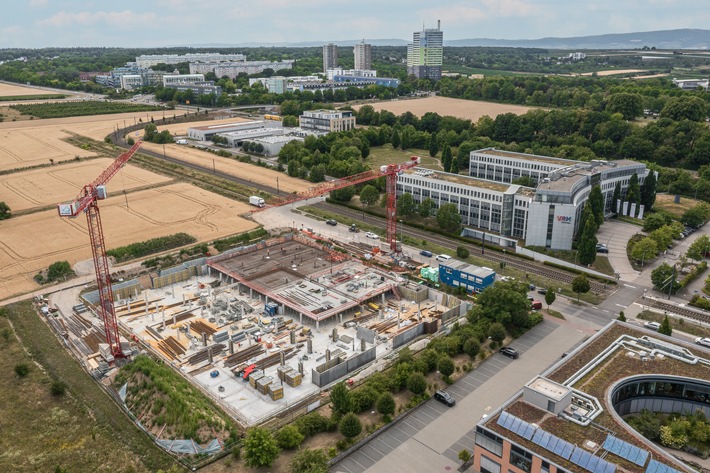 GANZIMMUN Diagnostics GmbH feiert Grundsteinlegung auf dem Mainzer Lerchenberg: Projektentwickler will Areal zum Biotech-Standort ausbauen
