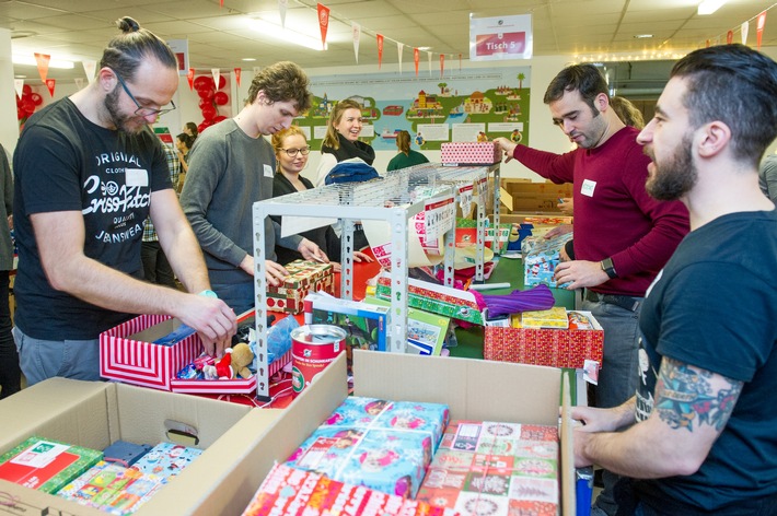 Zweitgrößte Weihnachtswerkstatt Europas eröffnet im Süden / Mehr Präsenz für "Weihnachten im Schuhkarton" in Baden-Württemberg (FOTO)