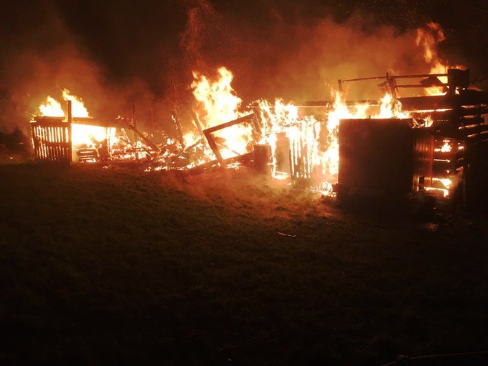 POL-HM: Brand einer Holzhütte in Amelgatzen
