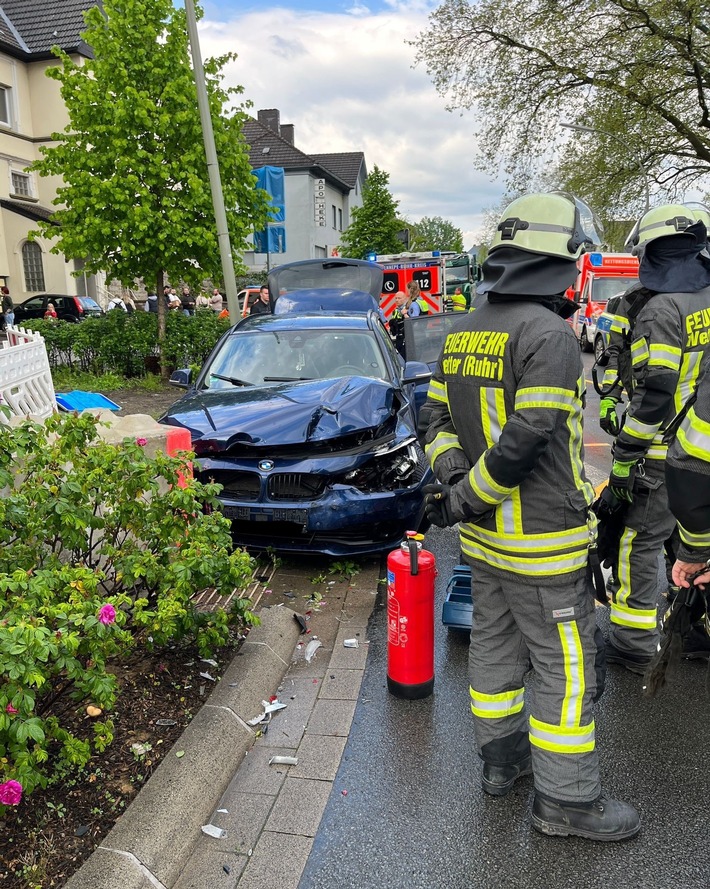 FW-EN: Verkehrsunfall und vermeintlicher Balkonbrand