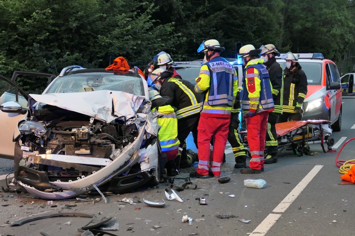 FW-DO: PKW-Fahrer nach Auffahrunfall in seinem Fahrzeug eingeschlossen