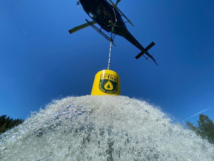 Waldbrandübung mit Handcrew und Löschhubschrauber im Schwarzwald