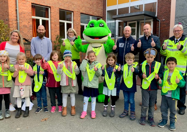 POL-CE: Sicher zu Schule - Ausstattung der Erstklässler in Stadt und Landkreis Celle mit reflektierenden Warnüberwürfen - eine Aktion der Verkehrswacht Celle Stadt und Land e.V. und der Stadtwerke Celle GmbH