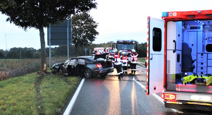 POL-VIE: Niederkrüchten: Pkw fährt gegen Baum - drei Menschen verletzt