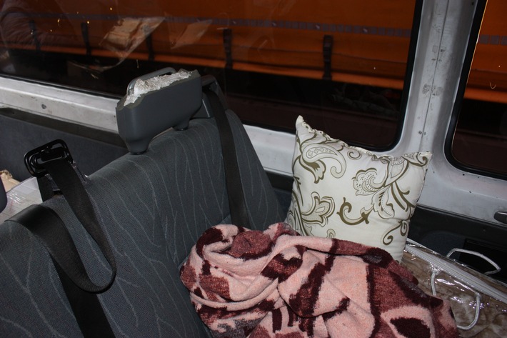 POL-VDKO: Fahrer von technisch marodem Minibus schläft während Kontrolle ein