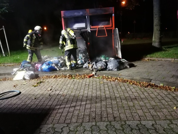 Feuerwehr Kalkar: Brand Altkleidercontainer