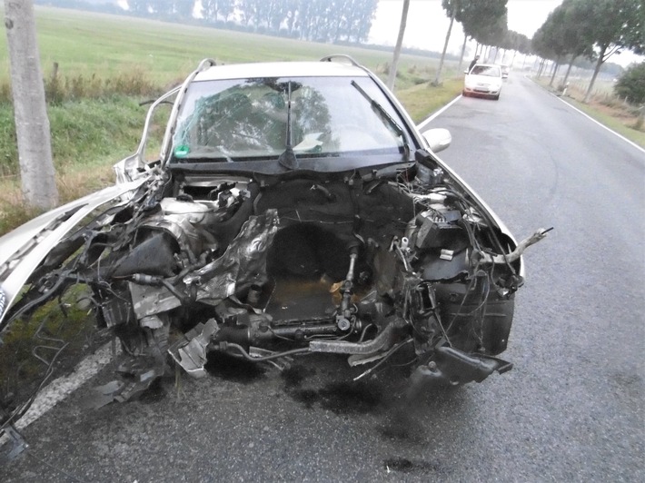 POL-KLE: Kranenburg - Verkehrsunfall / 31-jähriger PKW-Fahrer kommt von Fahrbahn ab