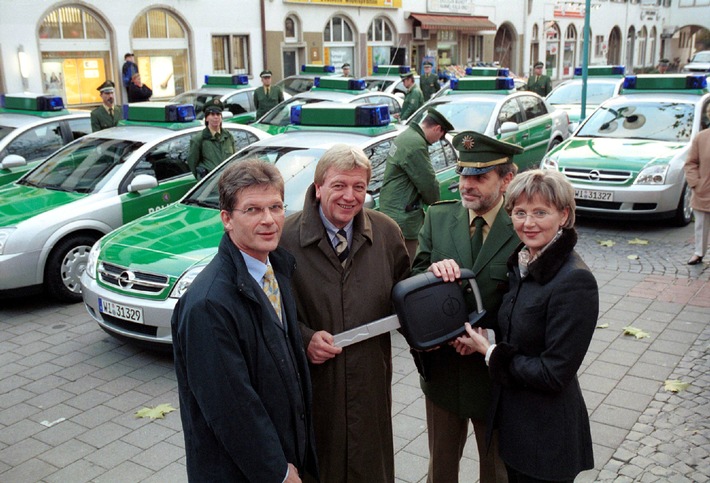 Innenminister Volker Bouffier nimmt 13 Opel Vectra für die Polizei entgegen