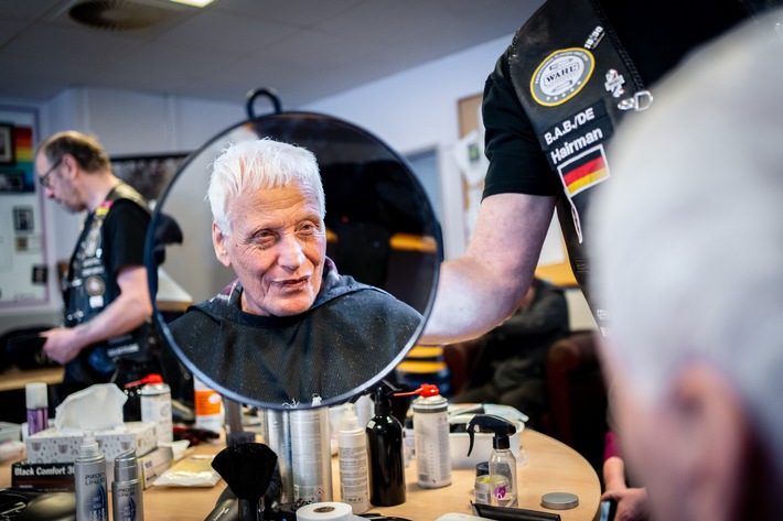 Haarschnitt für die Menschenwürde / Bethel und Barber Angels machen kostenfreies Angebot