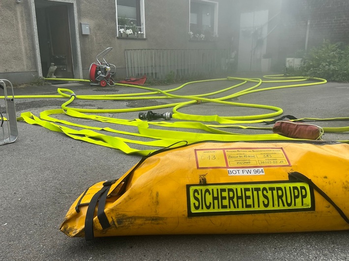 FW-BOT: Kellerbrand- sechs Personen retten sich durch verqualmten Treppenraum