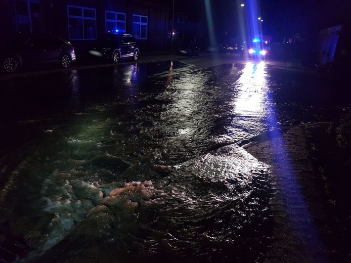 FW-Schermbeck: Wasserrohrbruch in Gahlen