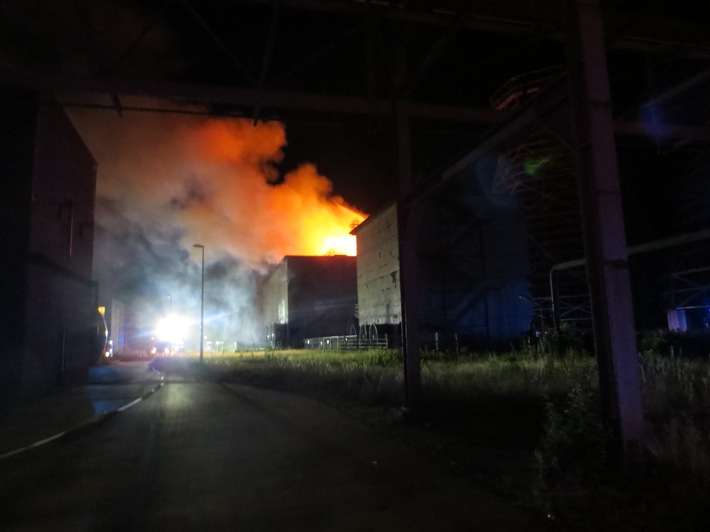 FW-E: Feuer am Rande der &quot;Extraschicht&quot; in ehemaligem Industrieobjekt auf dem Gelände der Kokerei Zollverein, keine Verletzten