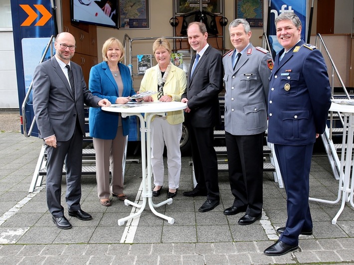 Ministerpräsidentin Hannelore Kraft zu Besuch im Karrierecenter Düsseldorf 
Einblick in das moderne Recruiting des Arbeitgebers Bundeswehr