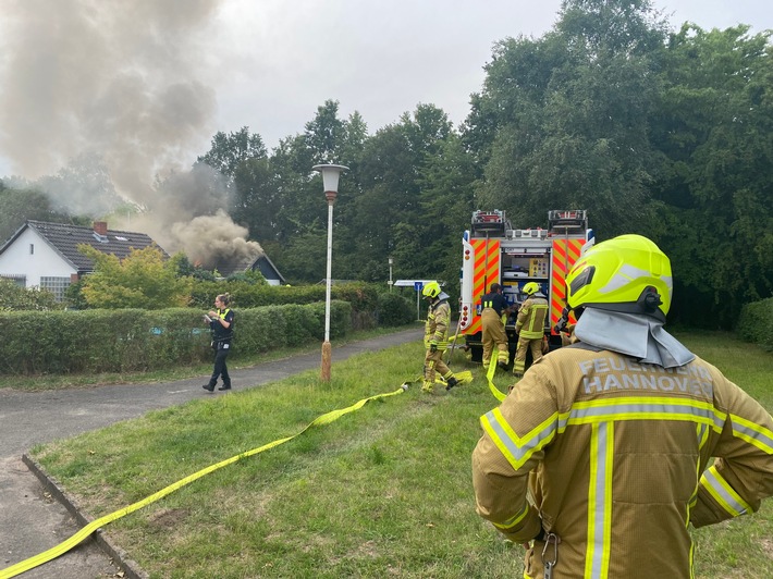 FW Hannover: Brand zerstört Gartenlaube
