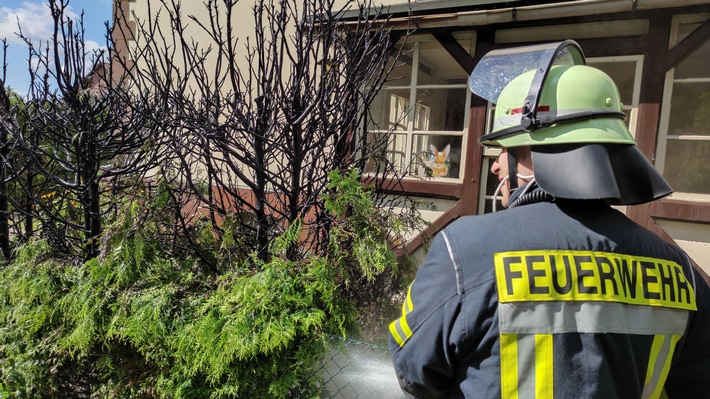 FW Celle: Brennt Hecke in der Lüneburger Heerstraße