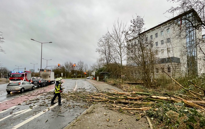 FW-BO: Orkantief Zeynep erreicht Bochum - Erste Einsätze aufgrund umgestürzter Bäume und loser Dachteile