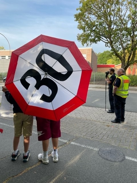 POL-WL: Kinder unterstützen bei Geschwindigkeitskontrollen vor Grundschule ++ Buchholz i. d. N. - Angelassener Herd verursacht Einsatz von Rettungskräften