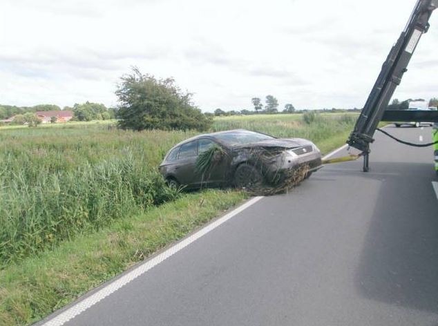 POL-WHV: Verkehrsunfallflucht im Wangerland - Beim Ausweichen eines Überholenden endete die Fahrt im Straßengraben (FOTO) - Polizei sucht den Unfallflüchtigen und Zeugen