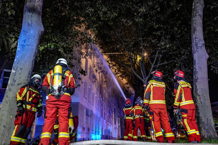 FW Düren: Ausgedehnter Dachstuhlbrand