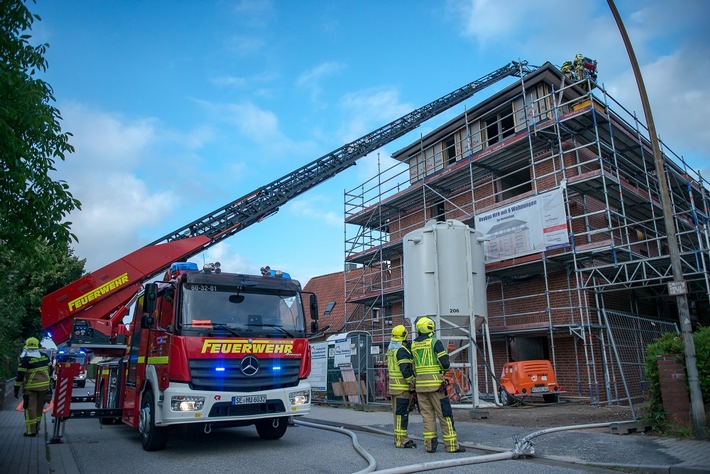 FW-SE: Dachstuhlbrand eines in Bau befindlichen Mehrfamilienhauses