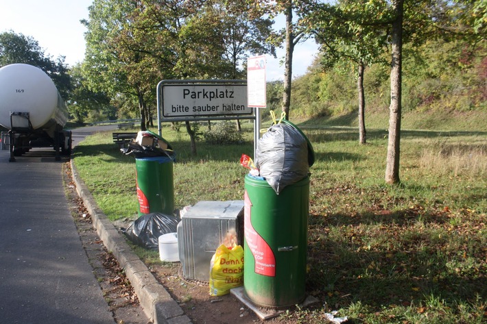 POL-PDWIL: Umweltgefährdende Abfallbeseitigung auf einem Parkplatz