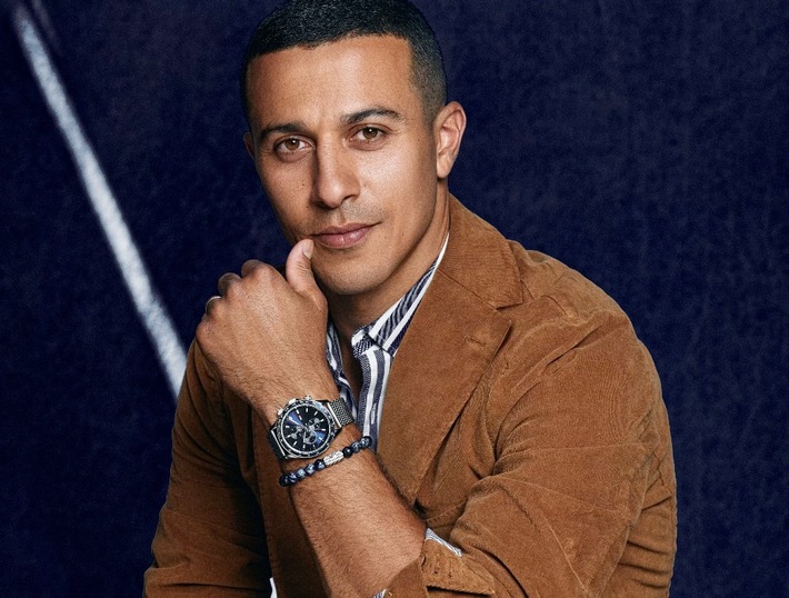 TOMMY HILFIGER präsentiert Fußballstar THIAGO ALCANTARA als Markenbotschafter: Neues Testimonial für die Uhren- und Schmuckkollektion Herbst/Winter 2022