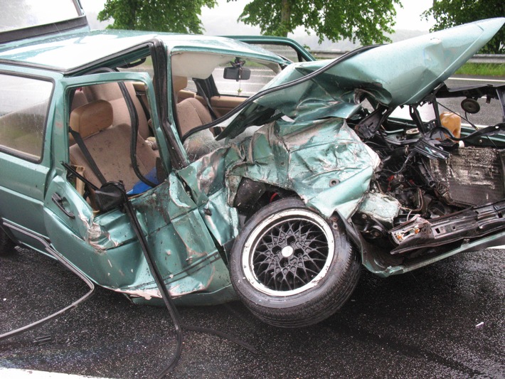 POL-PDPS: Schwerer Verkehrsunfall auf der L 471