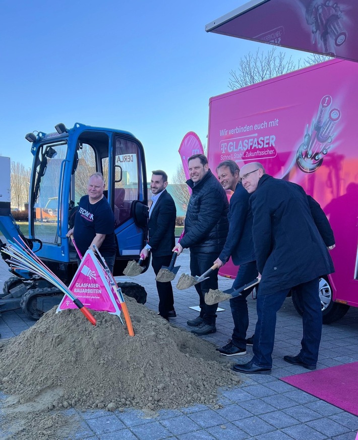 Glasfaser für Oberhausen: Spatenstich für neues Ausbaugebiet in Sterkrade