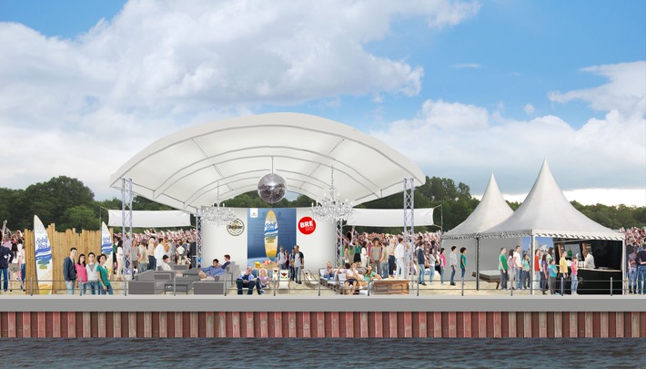 Sommer in Deutschland: Erster überdachter Beachclub öffnet in Papenburg / Direkt vor den Gästen liegt der neue Ozeanriese der Meyer Werft