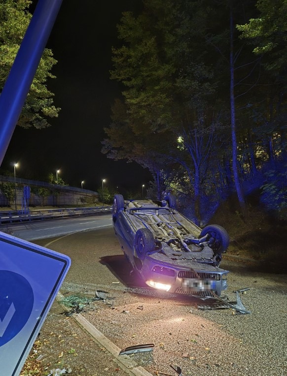POL-KI: 250925.1 Kiel: Auto überschlägt sich nach Trunkenheitsfahrt