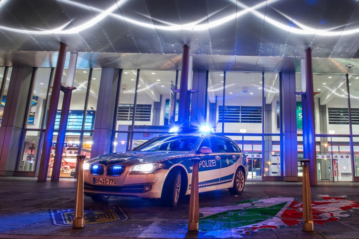 BPOL NRW: Erneut mehr Personal für die Bundespolizei NRW
Mehr Sicherheit an Bahnhöfen, Flughäfen 
und an der Schengenbinnengrenze