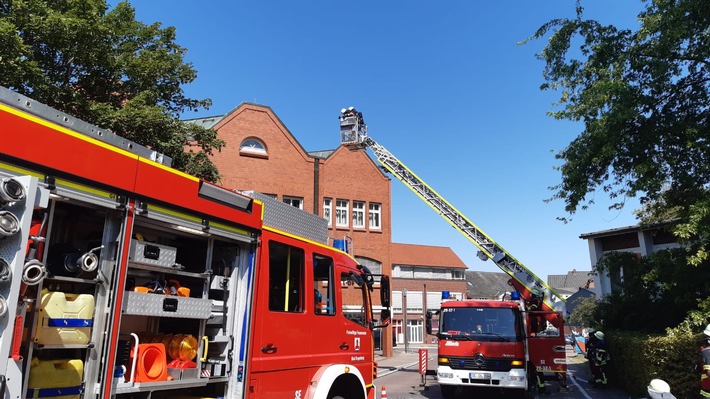 FW-SE: Feuer im Batterieraum - AOK Bad Segeberg geräumt