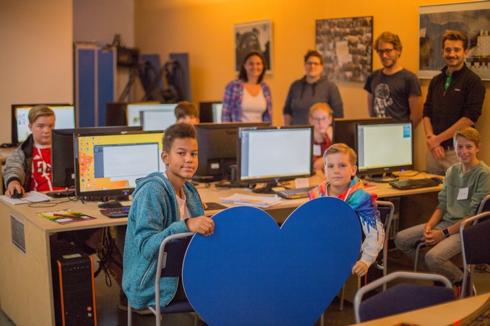CHECK24 veranstaltet Sommer-Codecamp für Kinder und Jugendliche