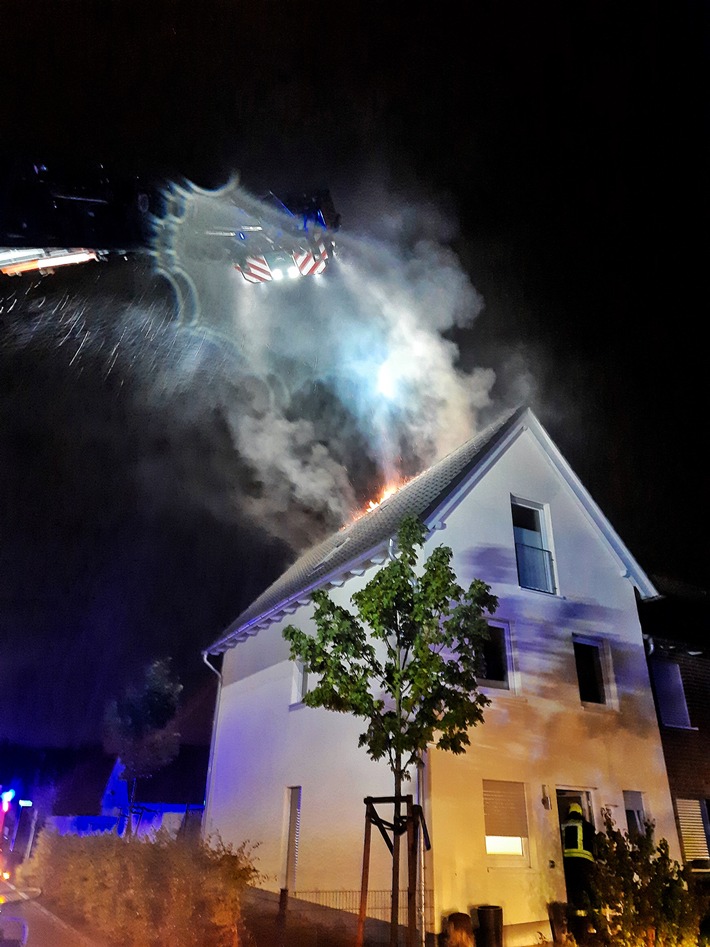 FW-NE: Dachstuhlbrand durch Blitzschlag | Keine Verletzten