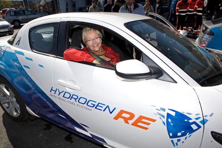 Mazda présente en Norvège la première RX-8 Hydrogen RE lors d&#039;une cérémonie officielle à Oslo
