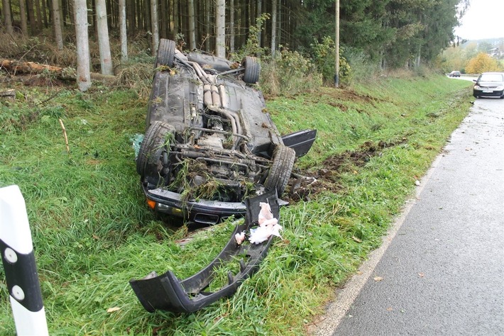 POL-OE: PKW-Fahrer überschlägt sich