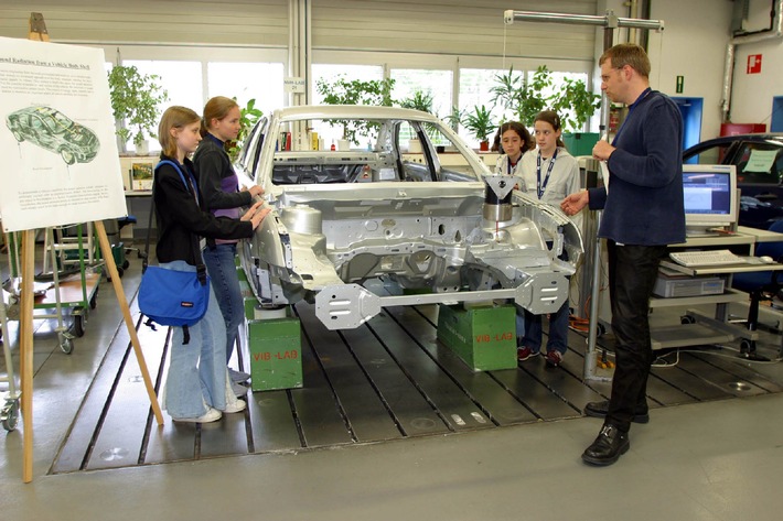 &quot;Girls&#039; Day&quot;-Mädchenzukunftstag bei Ford vermittelt Spass an technischen Berufen