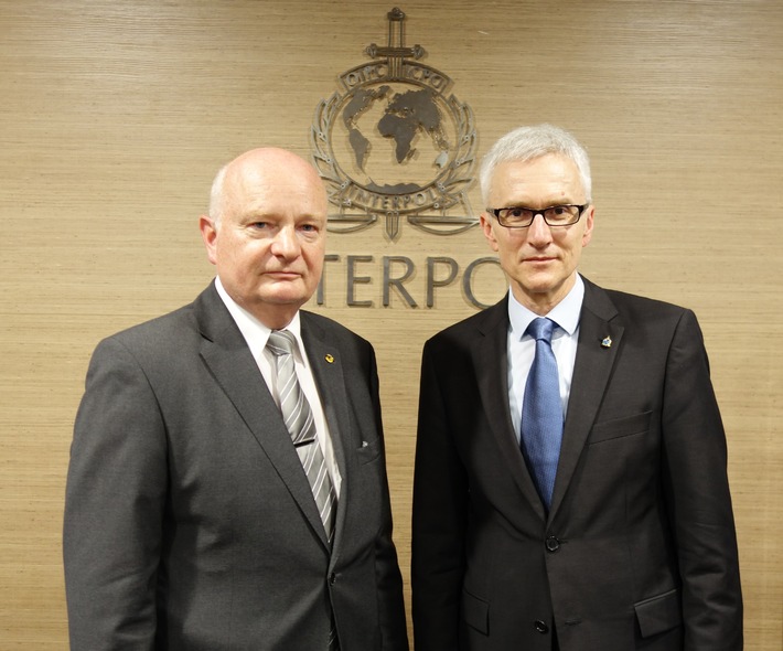 BKA: BKA-Vizepräsident Peter Henzler bei der Eröffnung des neuen 
Interpol-Standortes in Singapur
