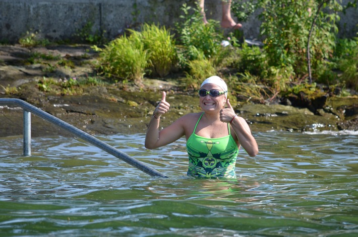 Extremschwimmerin kehrt an den Bodensee zurück: Weltrekordhalterin Nathalie Pohl schafft Dreiländerquerung in Rekordzeit (FOTO)