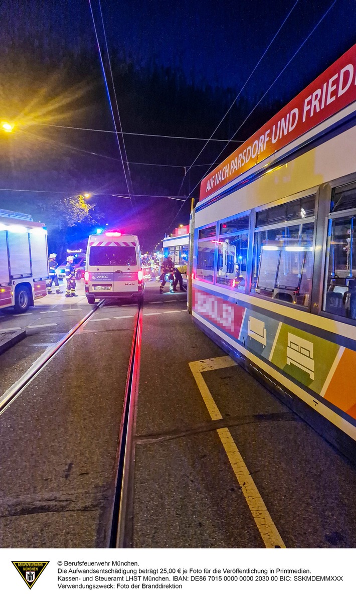 FW-M: Tram entgleist nach Unfall (Schwabing-West)