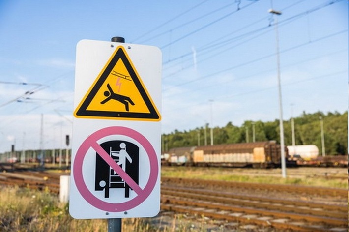 BPOL-BadBentheim: Lebensgefährlicher Leichtsinn: Mädchen klettern auf abgestellten Bahnwaggon