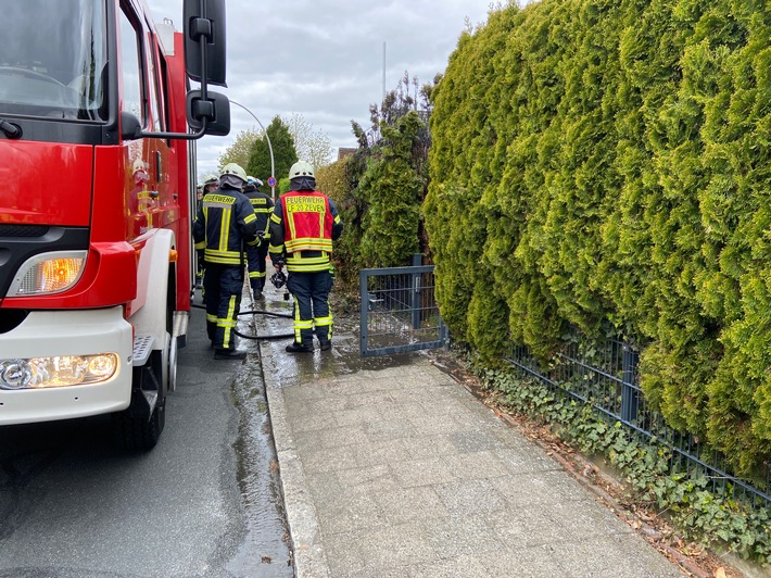 FW-ROW: Hecke steht nach Gasbrennereinsatz in Flammen