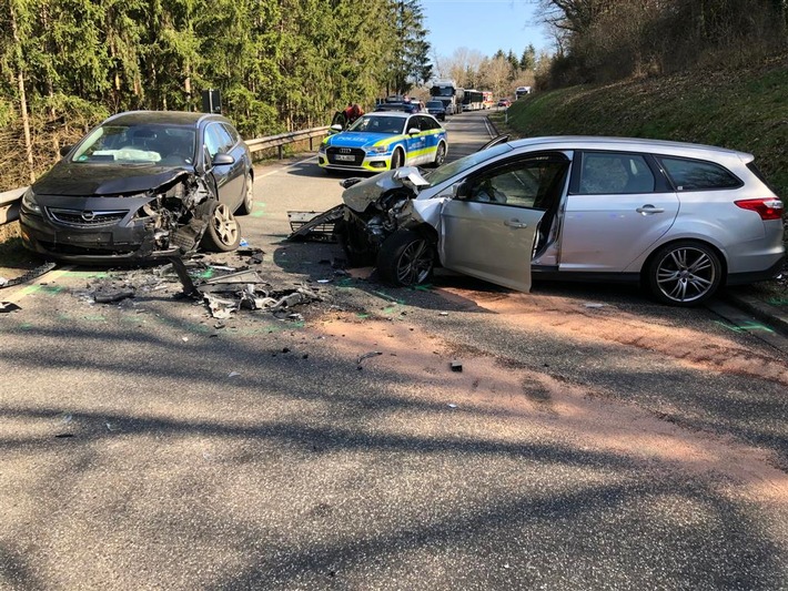 POL-PDWIL: Schwerer Verkehrsunfall wegen Handynutzung und Alkoholeinwirkung.