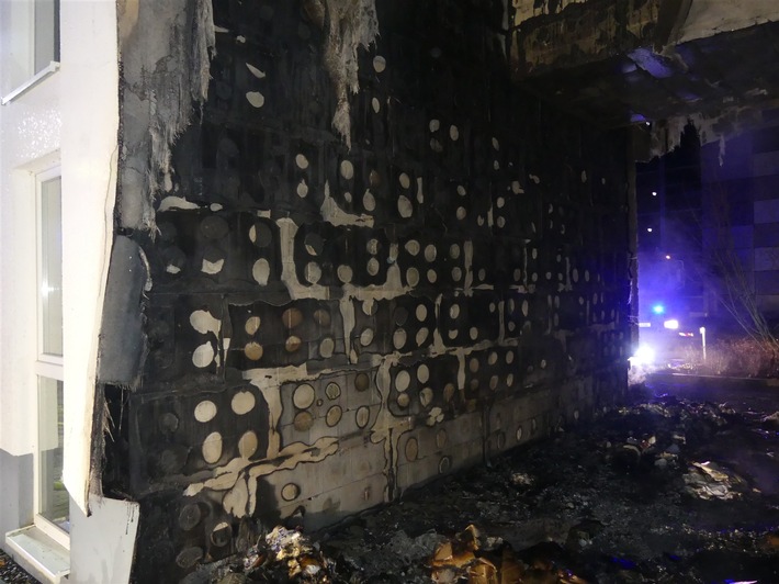 POL-MI: Müllcontainerbrand greift auf Haus über - Brandursache unklar