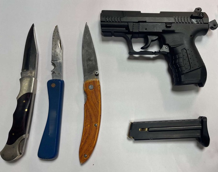 BPOL NRW: Mitreisende mit Waffe bedroht - Bundespolizei stellt Schreckschusspistole und mehrere Messer sicher
